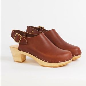 Bryr Suzie Closed Toe Mid Heel Clogs